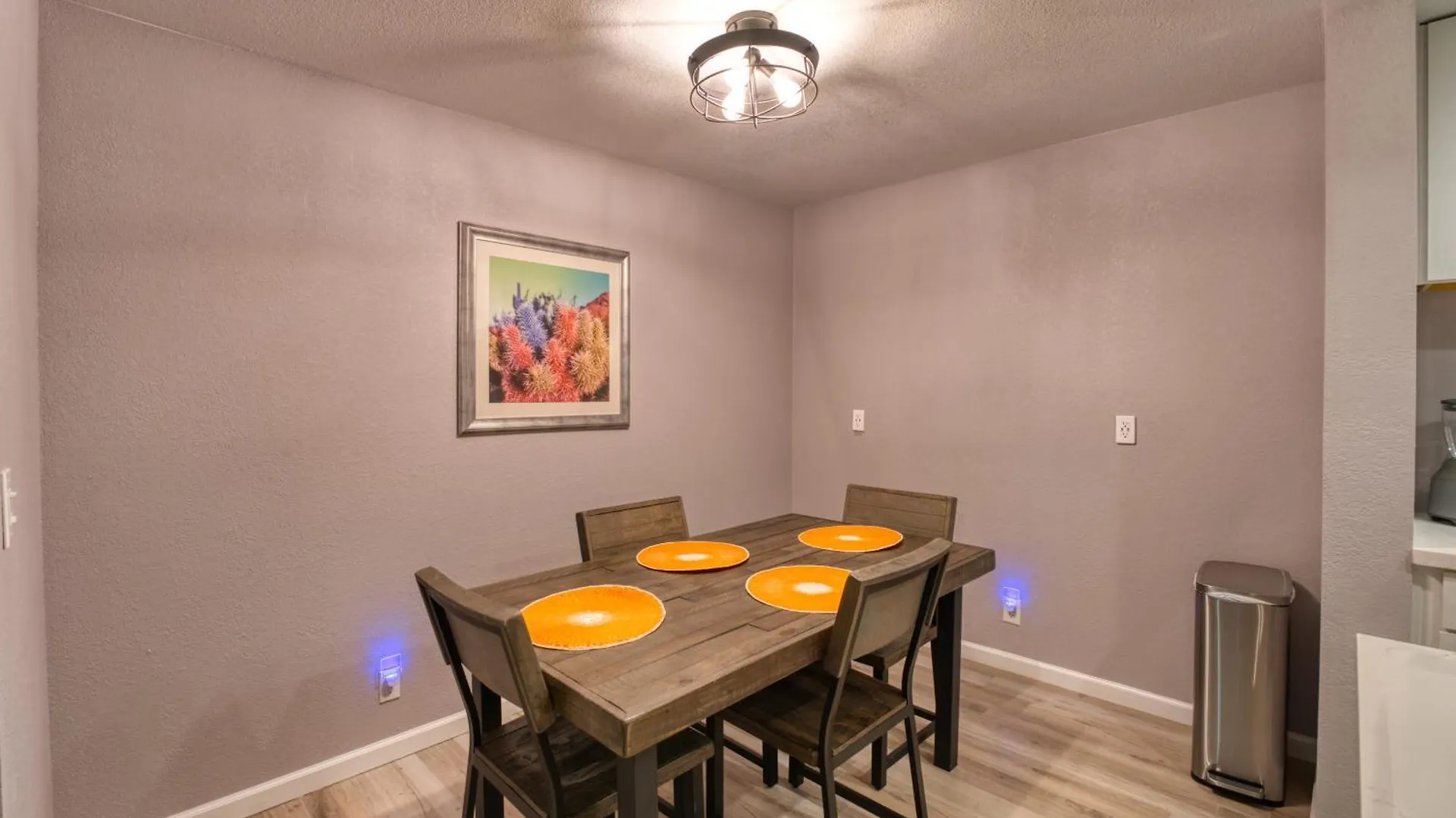 2BR Sleeps 6 Pool BBQ Gym Hot Tub & Bar Hopping Scottsdale Nyaraló