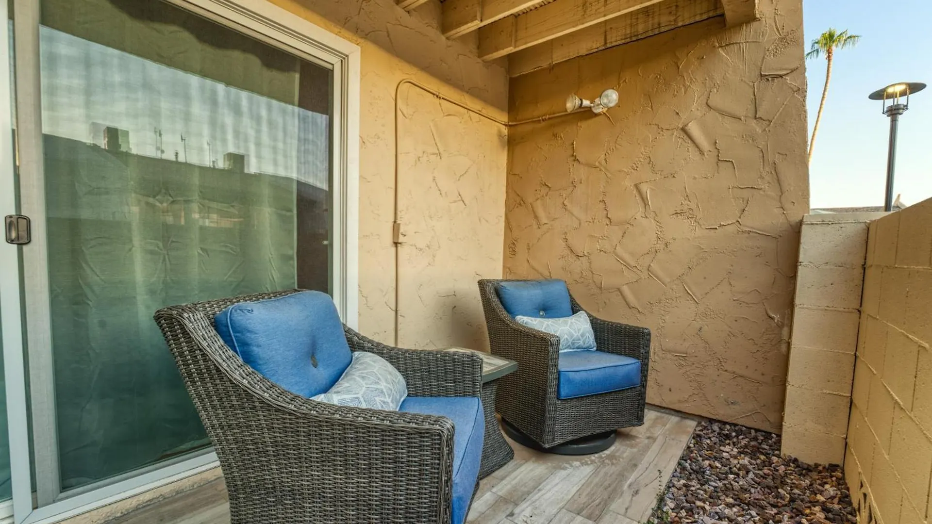 2BR Sleeps 6 Pool BBQ Gym Hot Tub & Bar Hopping Scottsdale